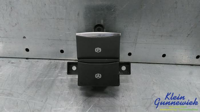 Używane Przelacznik hamulca postojowego Ford Focus Cena € 25,00 Procedura marży oferowane przez Klein Gunnewiek Autodemontage & Motorentechniek