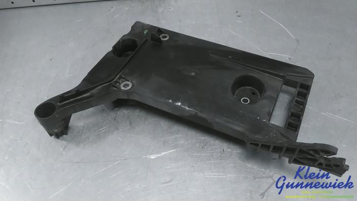 Begagnade Batterilåda Volkswagen Golf Pris € 20,00 Marginaltabell erbjuds av Klein Gunnewiek Autodemontage & Motorentechniek