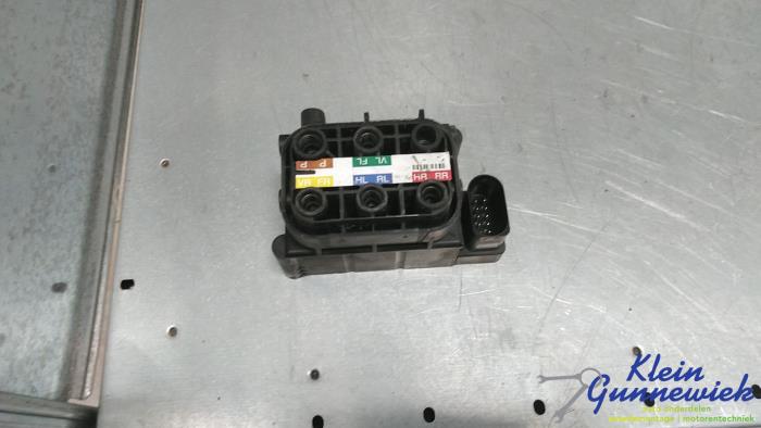 Gebrauchte Ventilblock hydraulisch Mercedes C-Klasse Preis € 186,00 Margenregelung angeboten von Klein Gunnewiek Autodemontage & Motorentechniek