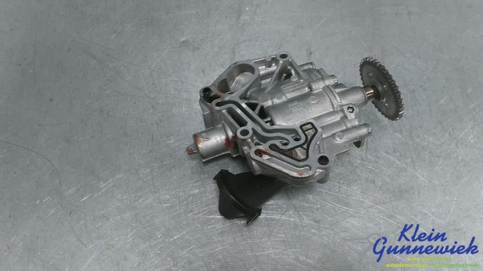 Używane Pompa oleju Volkswagen E-Golf Cena € 58,00 Procedura marży oferowane przez Klein Gunnewiek Autodemontage & Motorentechniek