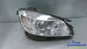 Używane Reflektor prawy Mercedes C-Klasse Cena € 695,00 Procedura marży oferowane przez Klein Gunnewiek Autodemontage & Motorentechniek
