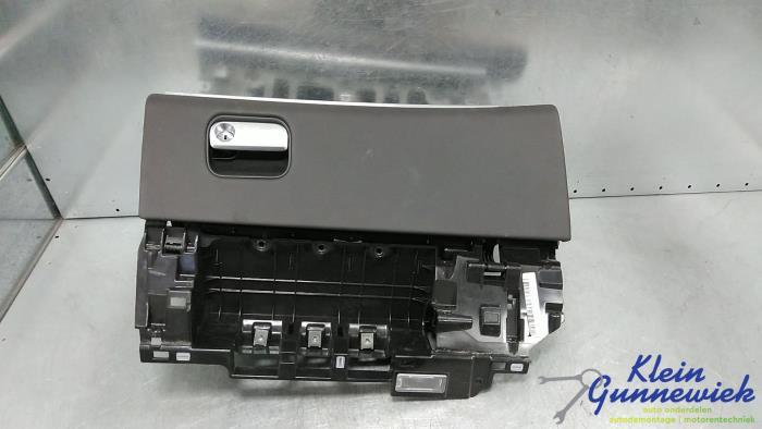 Begagnade Handskfack Porsche Panamera Pris € 55,00 Marginaltabell erbjuds av Klein Gunnewiek Autodemontage & Motorentechniek
