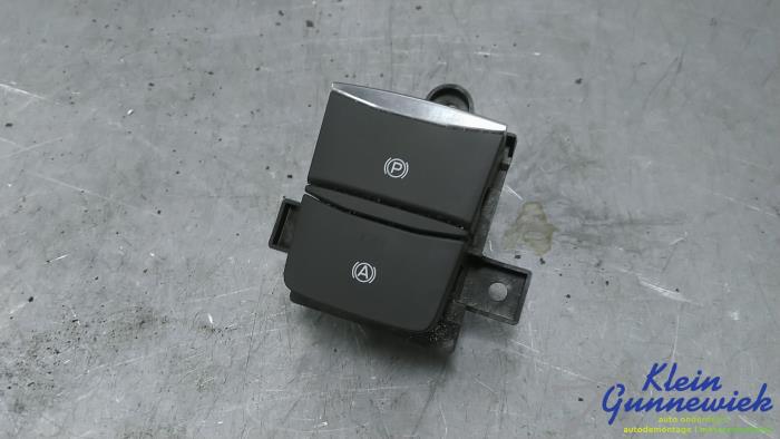 Używane Przelacznik hamulca postojowego Ford Focus Cena € 25,00 Procedura marży oferowane przez Klein Gunnewiek Autodemontage & Motorentechniek
