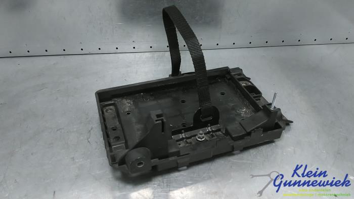 Begagnade Batterilåda Mercedes B-Klasse Pris € 31,00 Marginaltabell erbjuds av Klein Gunnewiek Autodemontage & Motorentechniek