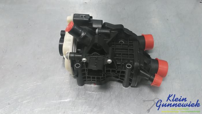 Boîtier thermostat d'un Opel Vivaro 2022