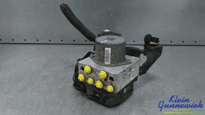 Używane Pompa ABS Ford Mondeo Cena € 32,00 Procedura marży oferowane przez Klein Gunnewiek Autodemontage & Motorentechniek
