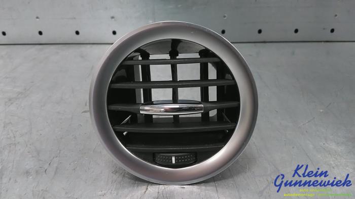 Begagnade Luftmunstycke, instrumentbräda Opel Corsa Pris € 20,00 Marginaltabell erbjuds av Klein Gunnewiek Autodemontage & Motorentechniek