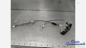 Begagnade Dörrlåsmekanism, 2-dörrars, höger Opel Vivaro Pris € 45,00 Marginaltabell erbjuds av Klein Gunnewiek Autodemontage & Motorentechniek