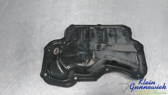 Usagé Couvercle carter Dacia Duster Prix € 25,00 Règlement à la marge proposé par Klein Gunnewiek Autodemontage & Motorentechniek