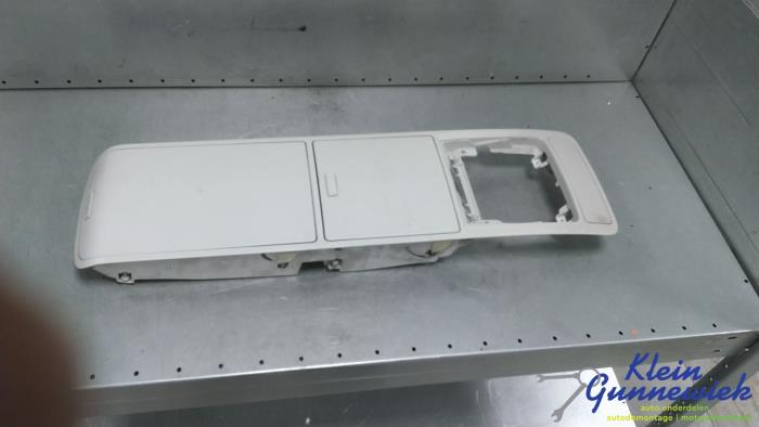 Roof storage compartment
