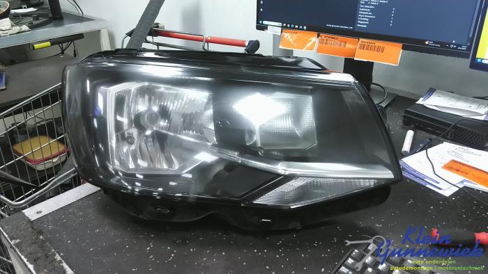 Używane Reflektor prawy Volkswagen Transporter Cena € 175,00 Procedura marży oferowane przez Klein Gunnewiek Autodemontage & Motorentechniek