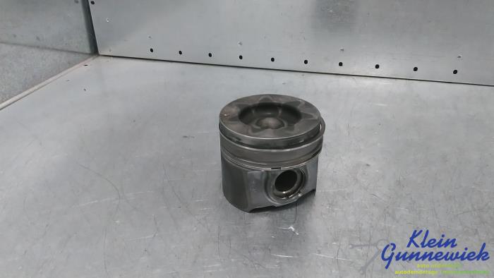 Usados Pistón Opel Vivaro Precio € 68,00 Norma de margen ofrecido por Klein Gunnewiek Autodemontage & Motorentechniek