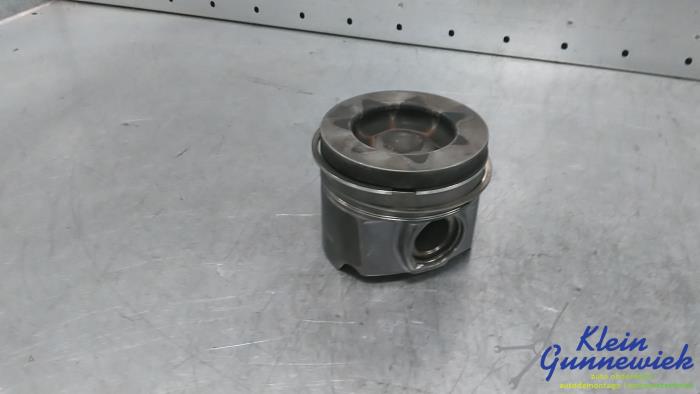 Usados Pistón Opel Vivaro Precio € 68,00 Norma de margen ofrecido por Klein Gunnewiek Autodemontage & Motorentechniek