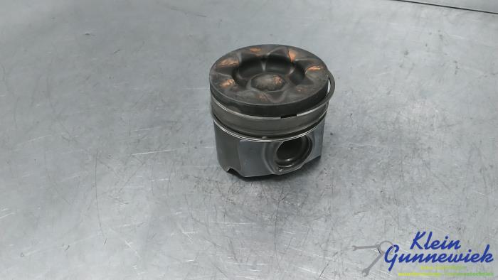 Usados Pistón Opel Vivaro Precio € 68,00 Norma de margen ofrecido por Klein Gunnewiek Autodemontage & Motorentechniek
