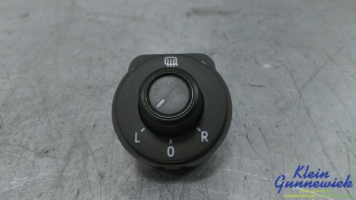 Usados Interruptor de retrovisor Volkswagen Polo Precio € 20,00 Norma de margen ofrecido por Klein Gunnewiek Autodemontage & Motorentechniek