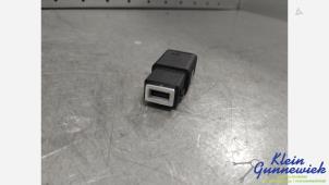 Begagnade AUX/USB-anslutning Opel Mokka Pris € 25,00 Marginaltabell erbjuds av Klein Gunnewiek Autodemontage & Motorentechniek