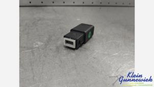 Begagnade AUX/USB-anslutning Opel Mokka Pris € 25,00 Marginaltabell erbjuds av Klein Gunnewiek Autodemontage & Motorentechniek
