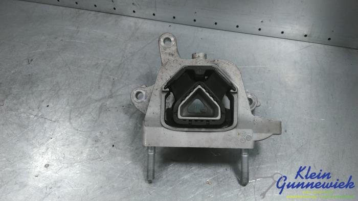 Used Engine mount Opel Vivaro Price € 45,00 Margin scheme offered by Klein Gunnewiek Autodemontage & Motorentechniek