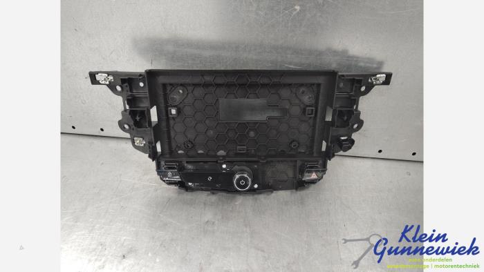 Używane Panel obslugi radia Opel Corsa Cena € 65,00 Procedura marży oferowane przez Klein Gunnewiek Autodemontage & Motorentechniek