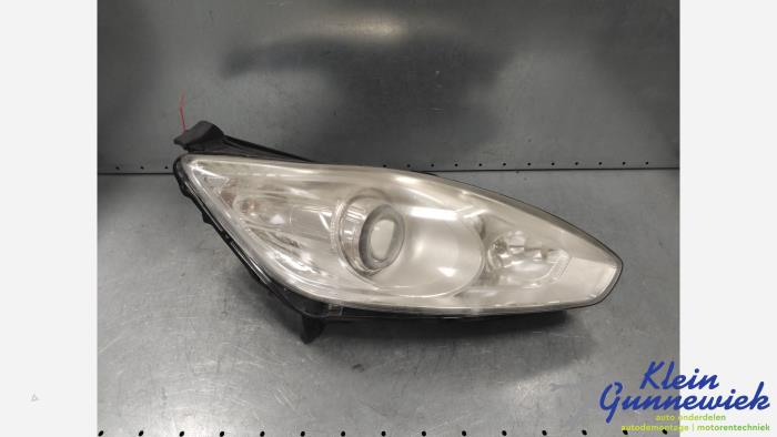 Używane Reflektor prawy Ford C-Max Cena € 225,00 Procedura marży oferowane przez Klein Gunnewiek Autodemontage & Motorentechniek