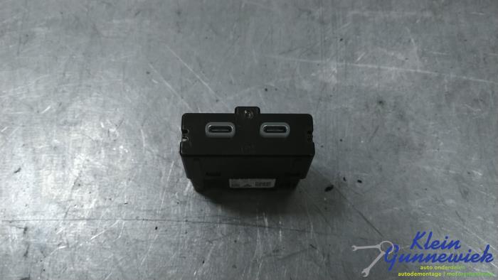 Używane Zlacze AUX/USB Skoda Octavia Cena € 20,00 Procedura marży oferowane przez Klein Gunnewiek Autodemontage & Motorentechniek