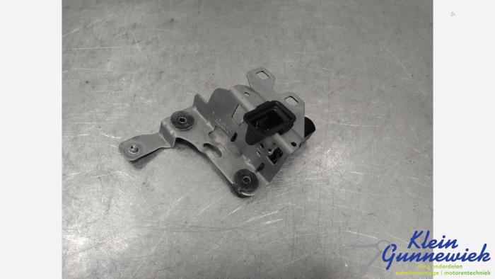Tailgate window lock