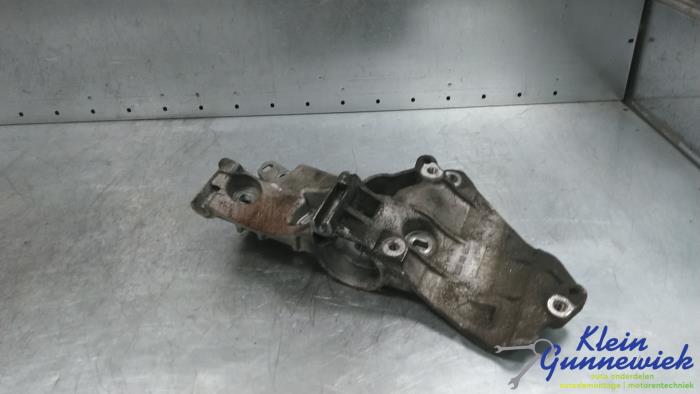 Usagé Support dynamo bas Renault Megane Prix € 20,00 Règlement à la marge proposé par Klein Gunnewiek Autodemontage & Motorentechniek