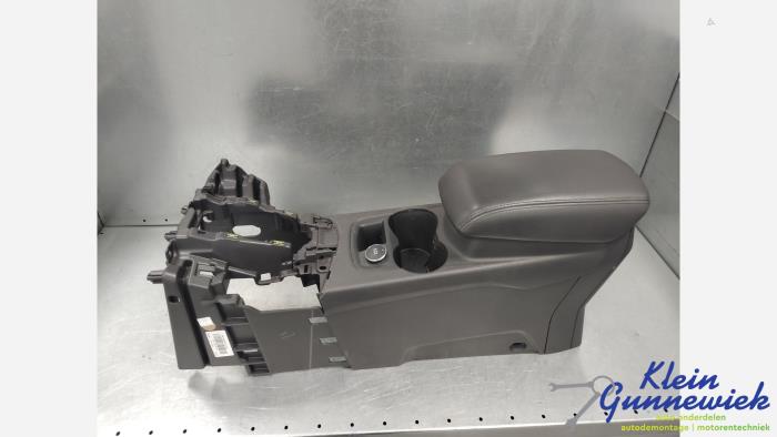 Używane Podlokietnik Ford Focus Cena € 89,00 Procedura marży oferowane przez Klein Gunnewiek Autodemontage & Motorentechniek