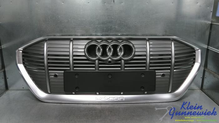 Używane Grill Audi E-Tron Cena € 470,00 Procedura marży oferowane przez Klein Gunnewiek Autodemontage & Motorentechniek