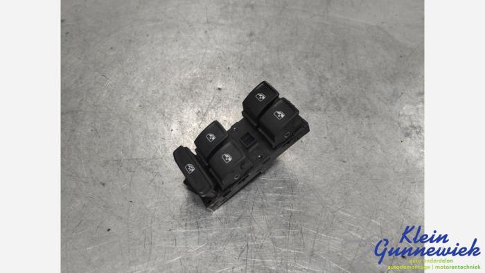 Usados Interruptor combinado de ventanillas Volkswagen Polo Precio € 25,00 Norma de margen ofrecido por Klein Gunnewiek Autodemontage & Motorentechniek