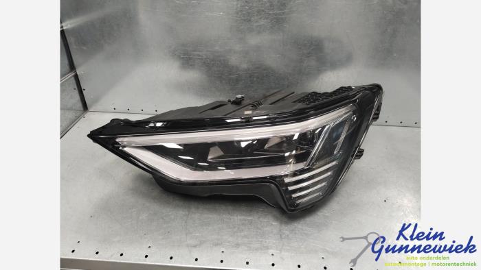 Używane Reflektor lewy Audi E-Tron Cena € 1.608,00 Procedura marży oferowane przez Klein Gunnewiek Autodemontage & Motorentechniek