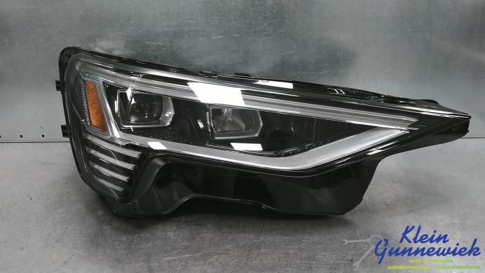 Używane Reflektor prawy Audi Q8 Cena € 650,00 Procedura marży oferowane przez Klein Gunnewiek Autodemontage & Motorentechniek