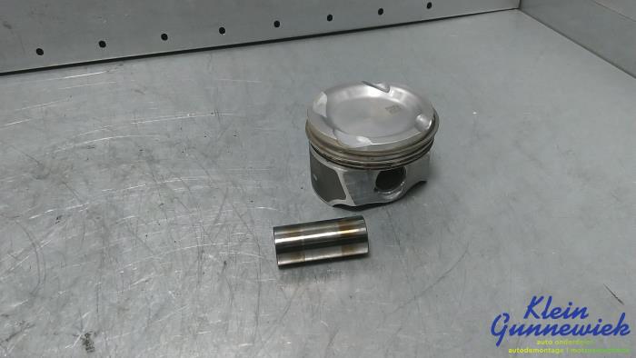 Used Piston Mercedes B-Klasse Price € 75,00 Margin scheme offered by Klein Gunnewiek Autodemontage & Motorentechniek