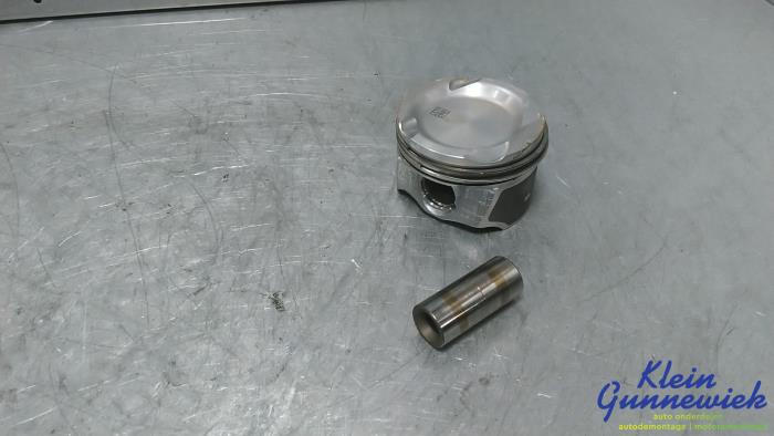 Used Piston Mercedes B-Klasse Price € 75,00 Margin scheme offered by Klein Gunnewiek Autodemontage & Motorentechniek