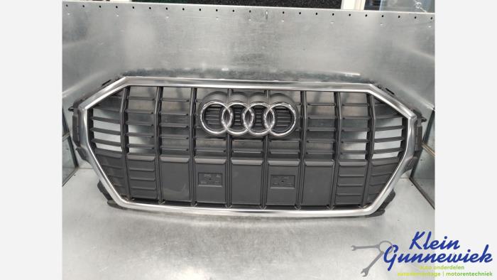 Używane Grill Audi Q3 Cena € 306,00 Procedura marży oferowane przez Klein Gunnewiek Autodemontage & Motorentechniek