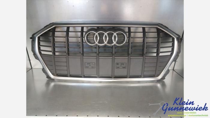 Używane Grill Audi Q3 Cena € 306,00 Procedura marży oferowane przez Klein Gunnewiek Autodemontage & Motorentechniek