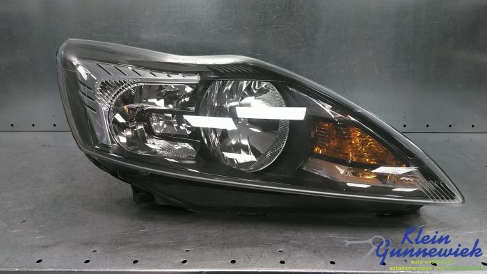 Używane Reflektor prawy Ford Focus Cena € 125,00 Procedura marży oferowane przez Klein Gunnewiek Autodemontage & Motorentechniek