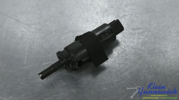 Używane Pompa spryskiwacza reflektorów Audi E-Tron Cena € 21,00 Procedura marży oferowane przez Klein Gunnewiek Autodemontage & Motorentechniek