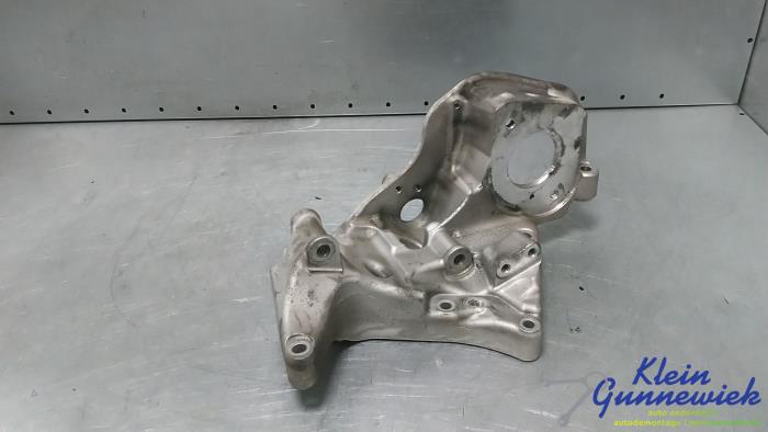 Usagé Support dynamo bas Volvo XC90 Prix € 35,00 Règlement à la marge proposé par Klein Gunnewiek Autodemontage & Motorentechniek