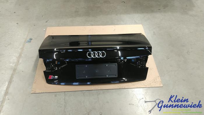 Używane Tylna klapa Audi S8 Cena € 230,00 Procedura marży oferowane przez Klein Gunnewiek Autodemontage & Motorentechniek