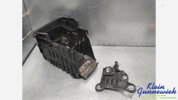 Begagnade Batterilåda Landrover Range Rover Pris € 45,00 Marginaltabell erbjuds av Klein Gunnewiek Autodemontage & Motorentechniek