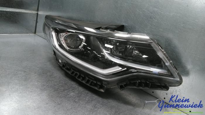 Używane Reflektor prawy Kia Optima Cena € 395,00 Procedura marży oferowane przez Klein Gunnewiek Autodemontage & Motorentechniek