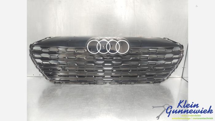 Używane Grill Audi Q8 Cena € 595,00 Procedura marży oferowane przez Klein Gunnewiek Autodemontage & Motorentechniek