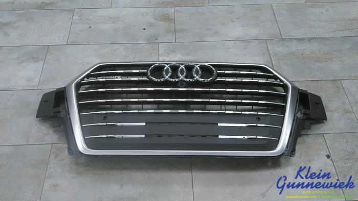 Używane Grill Audi Q7 Cena € 695,00 Procedura marży oferowane przez Klein Gunnewiek Autodemontage & Motorentechniek