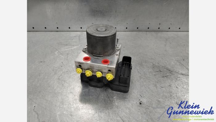 Used ABS pump Jaguar XE Price € 225,00 Margin scheme offered by Klein Gunnewiek Autodemontage & Motorentechniek