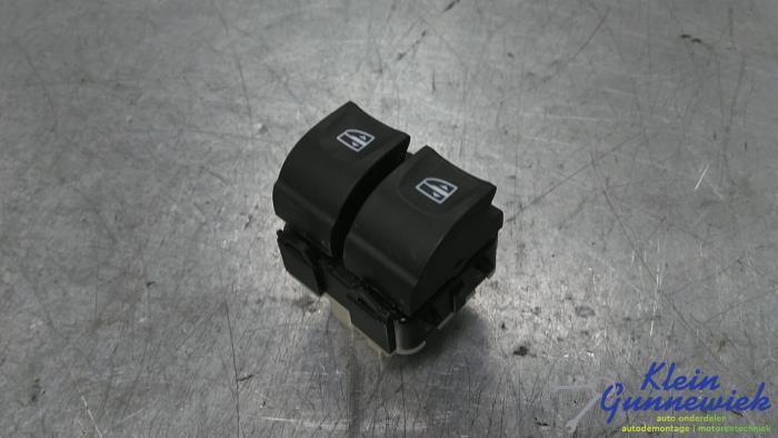 Usados Interruptor de ventanilla eléctrica Renault Twingo Precio € 15,00 Norma de margen ofrecido por Klein Gunnewiek Autodemontage & Motorentechniek