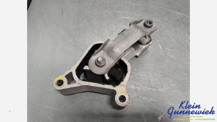 Used Engine mount Mercedes Vito Price € 24,00 Margin scheme offered by Klein Gunnewiek Autodemontage & Motorentechniek