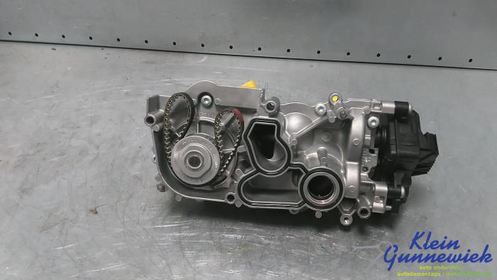 Vattenpump från en Volkswagen Multivan T7 2017