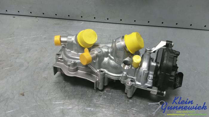 Vattenpump från en Volkswagen Multivan T7 2017