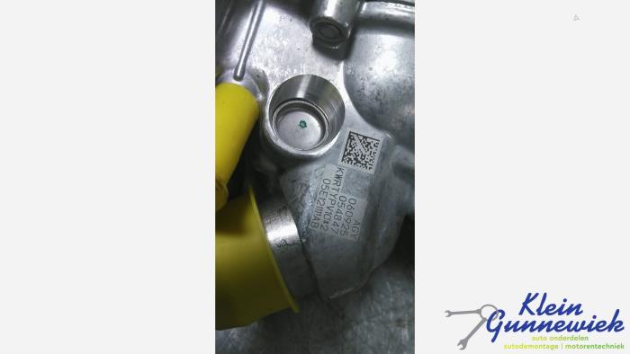 Vattenpump från en Volkswagen Multivan T7 2017
